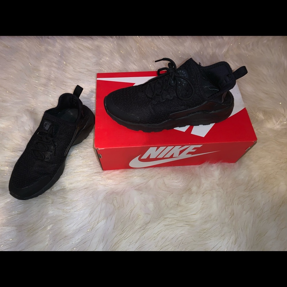 Black Nike Huaraches! 🖤